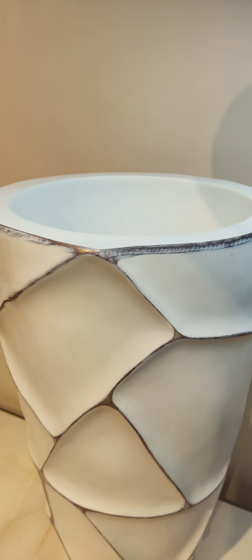 ZSC872-19WH Кашпо d26*48см белое с серебром